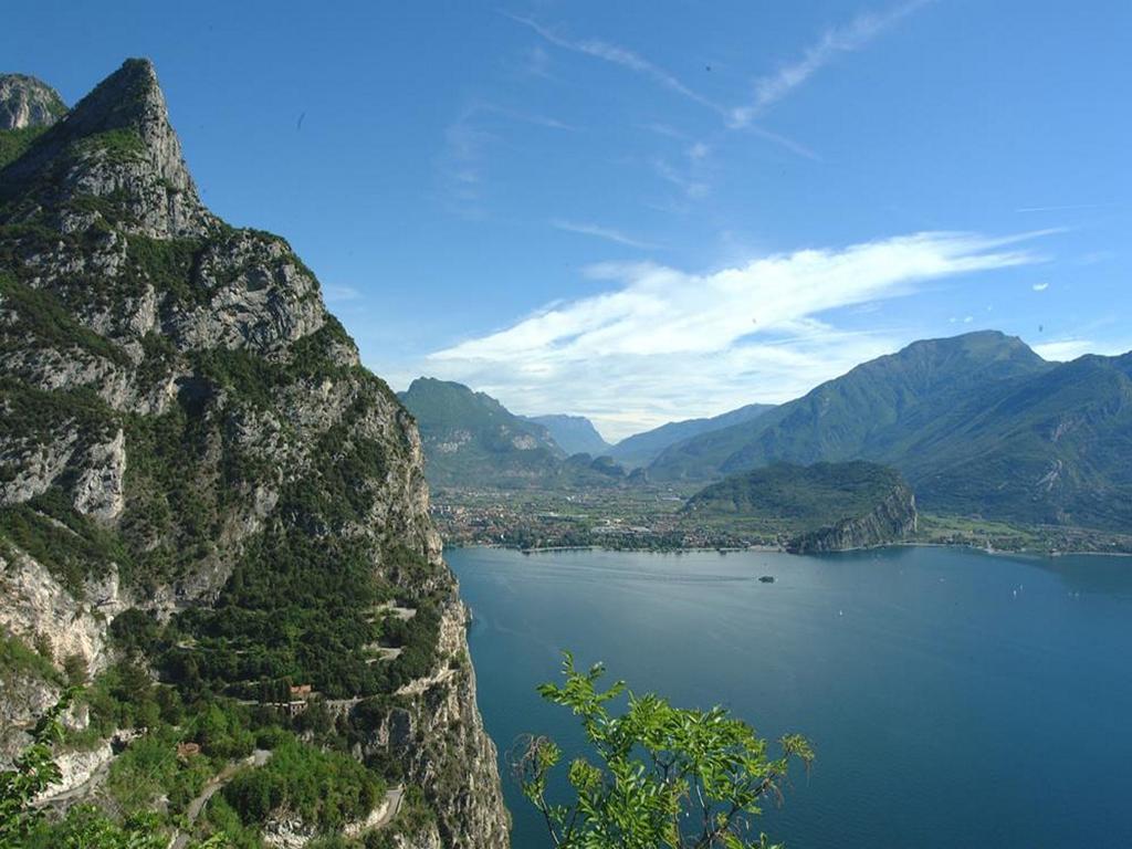 Villa Phoenix - Lake Apartments Riva del Garda Bagian luar foto