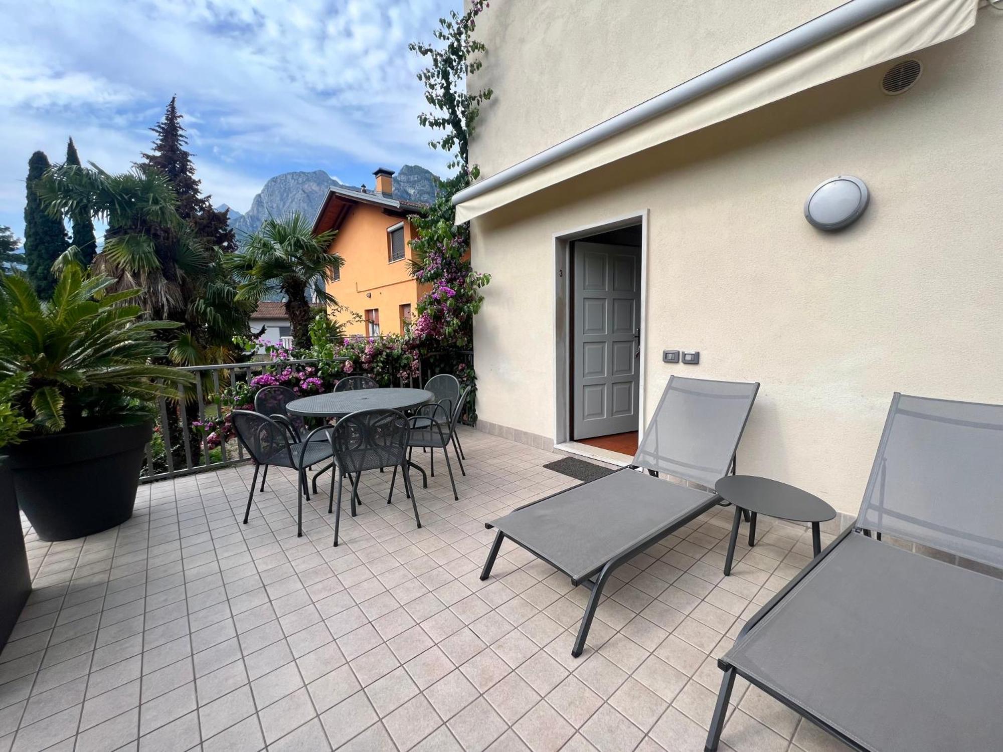 Villa Phoenix - Lake Apartments Riva del Garda Bagian luar foto