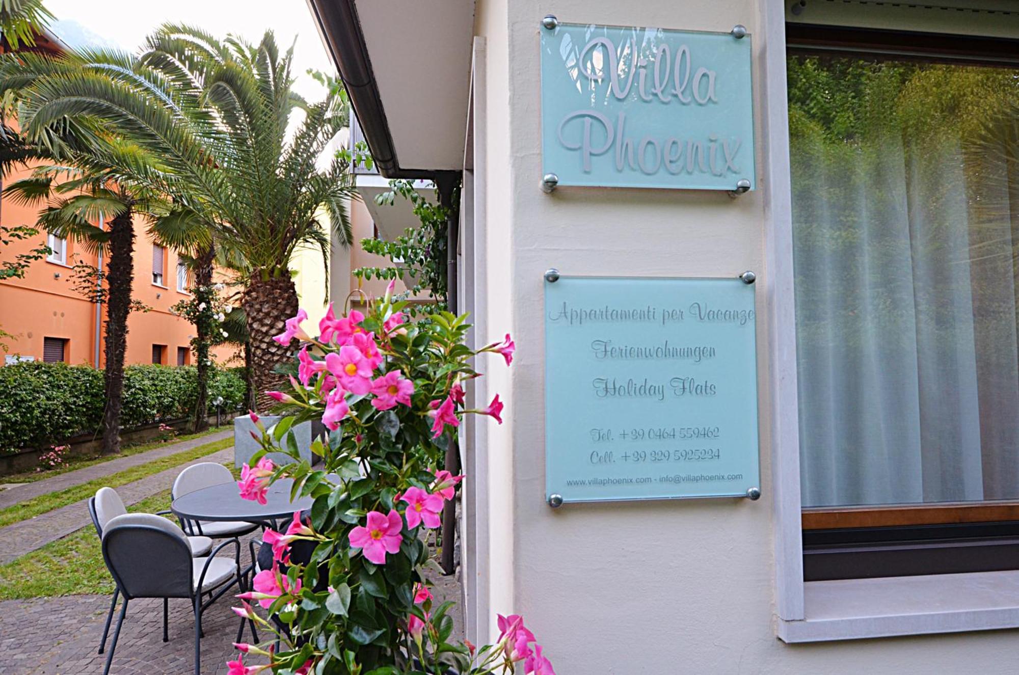 Villa Phoenix - Lake Apartments Riva del Garda Bagian luar foto