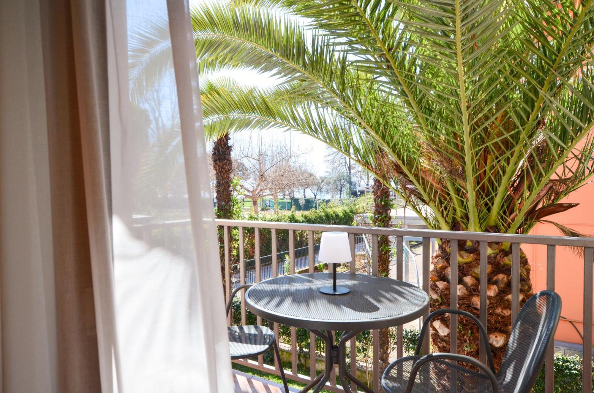 Villa Phoenix - Lake Apartments Riva del Garda Bagian luar foto