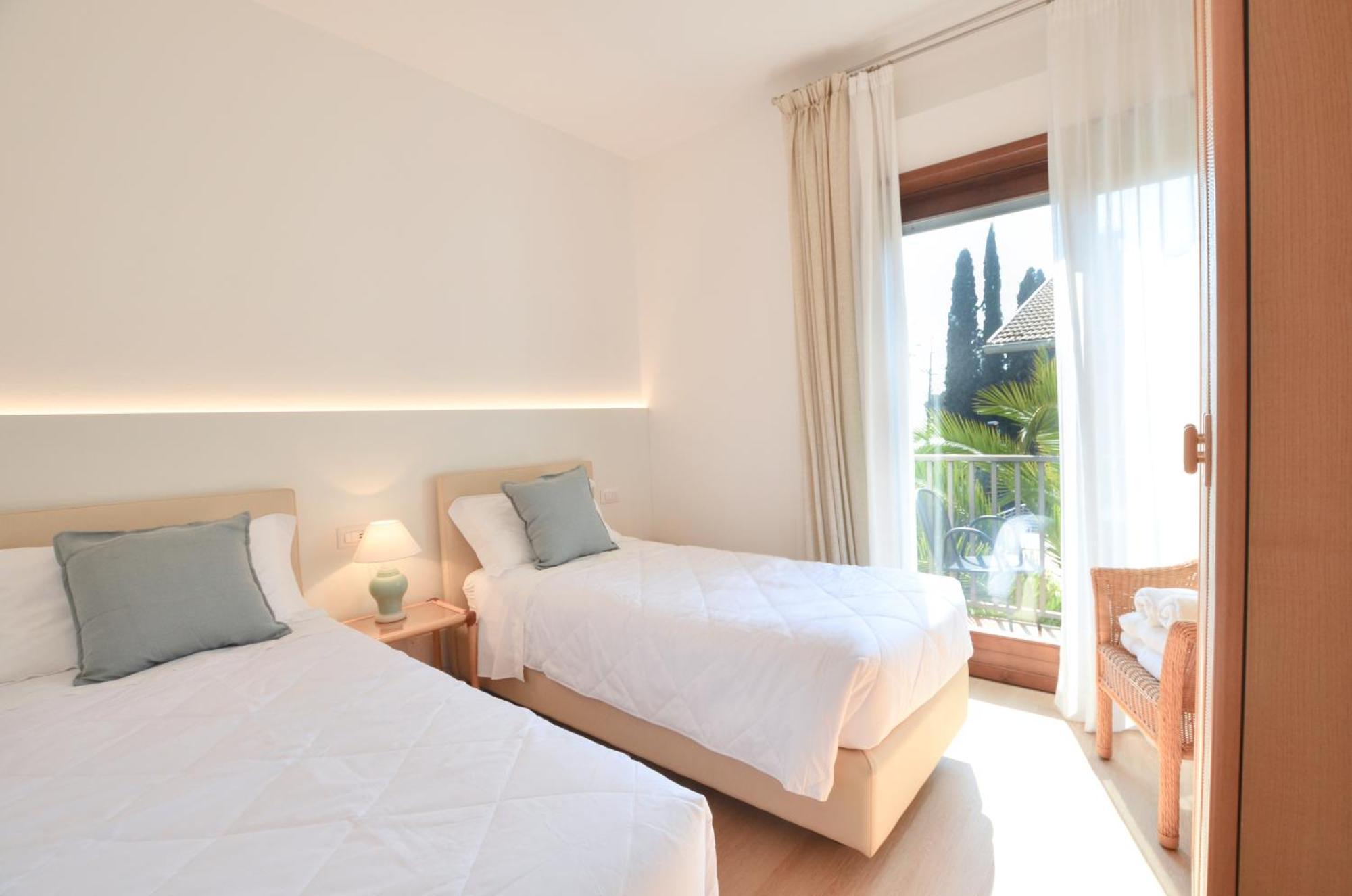 Villa Phoenix - Lake Apartments Riva del Garda Bagian luar foto