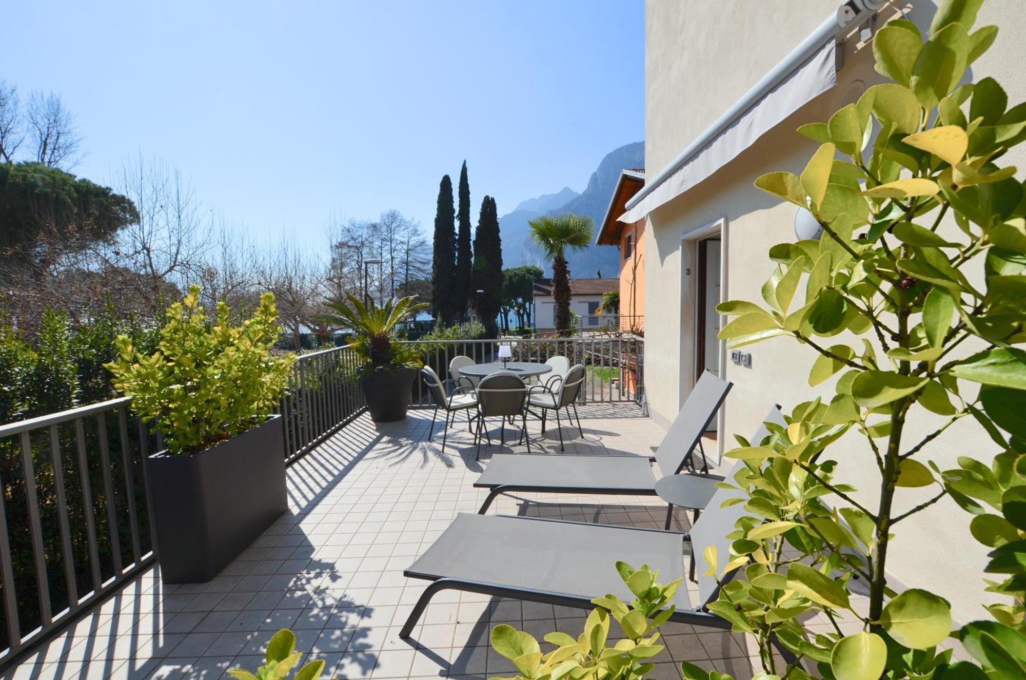 Villa Phoenix - Lake Apartments Riva del Garda Ruang foto