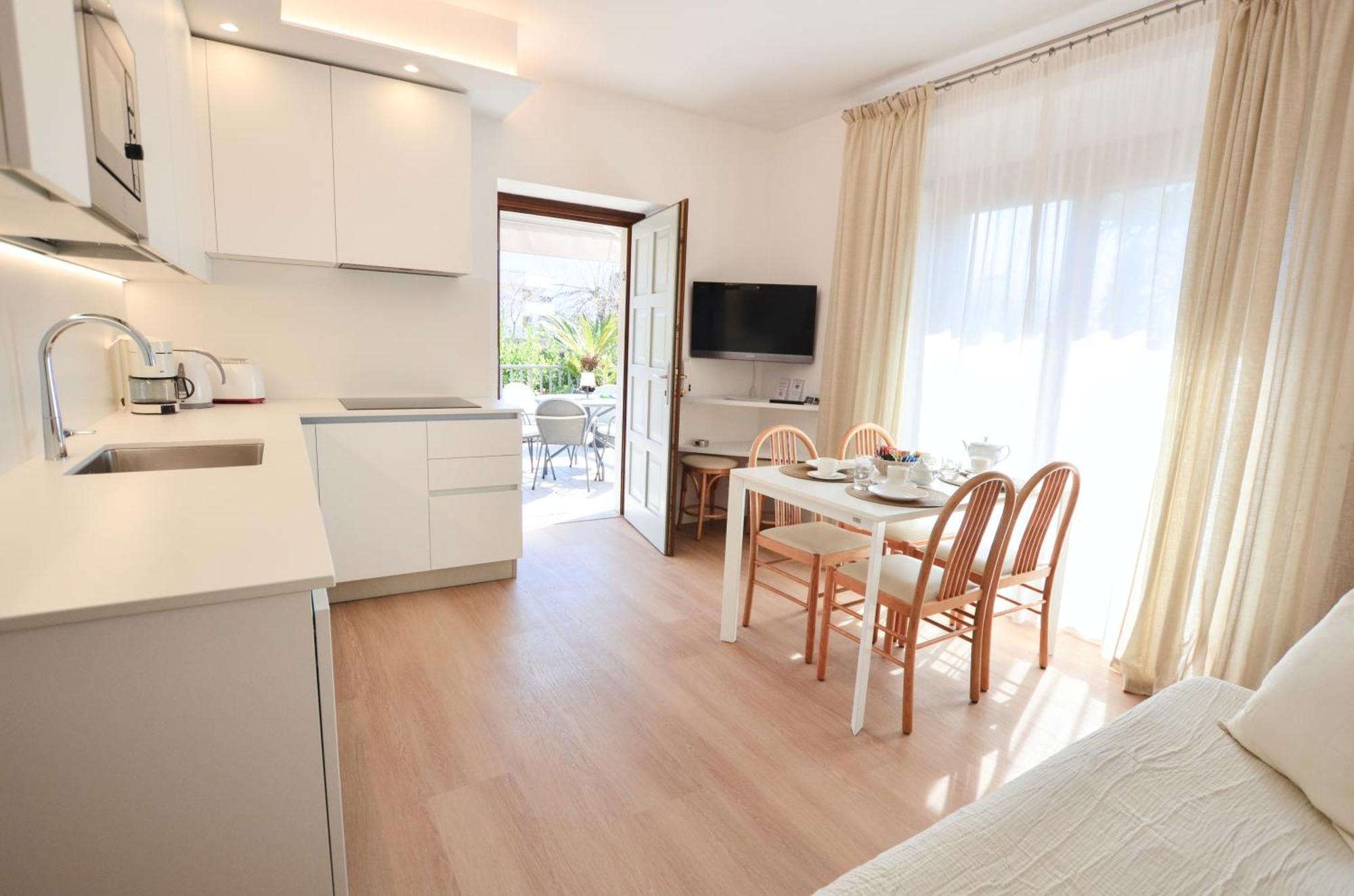 Villa Phoenix - Lake Apartments Riva del Garda Bagian luar foto