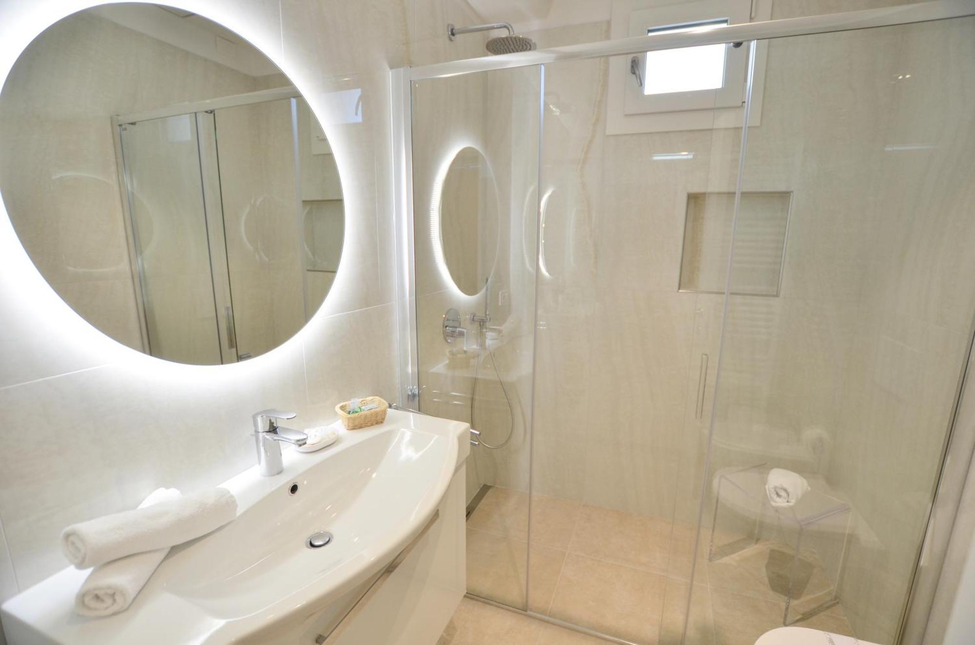 Villa Phoenix - Lake Apartments Riva del Garda Bagian luar foto