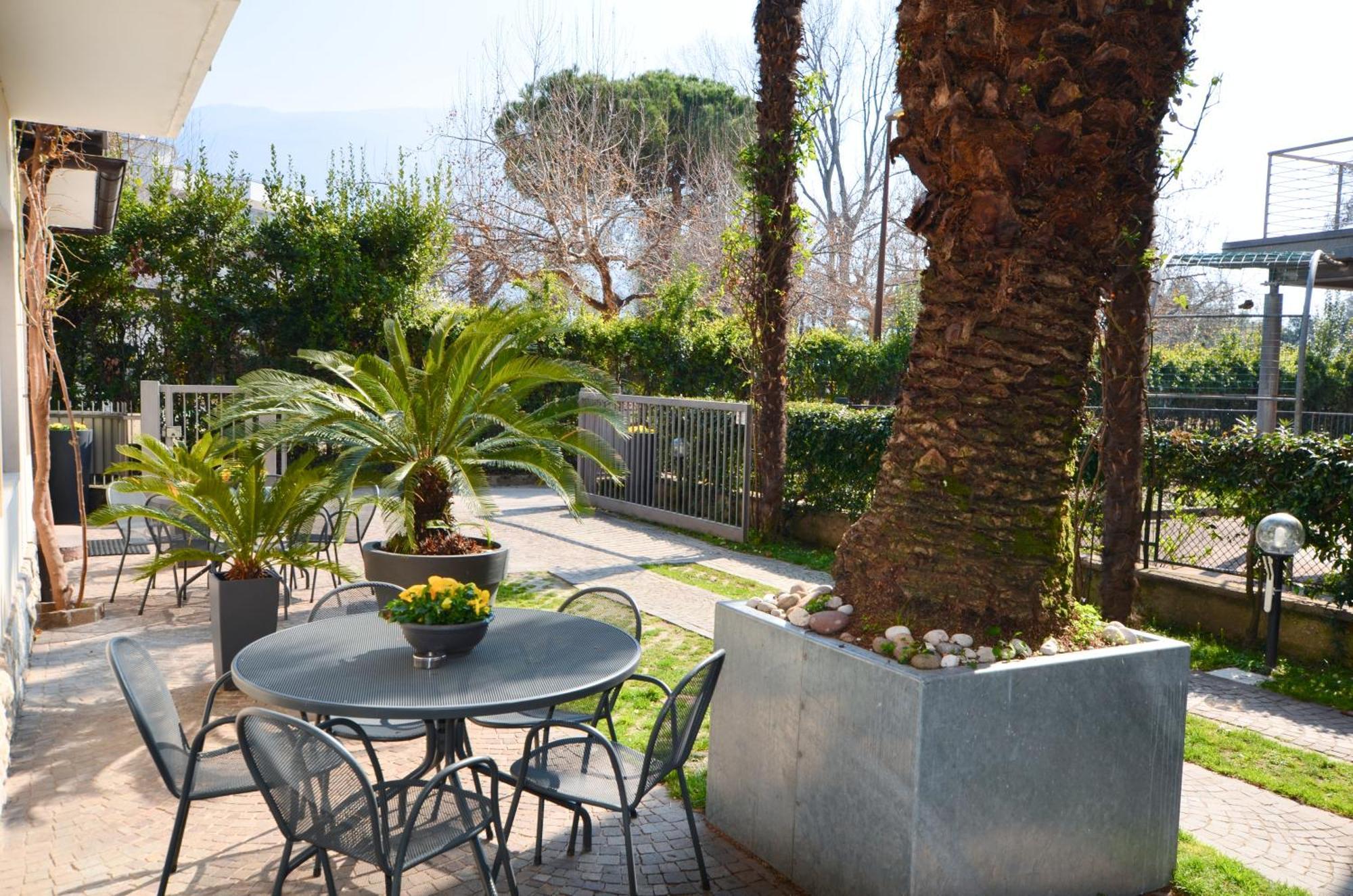 Villa Phoenix - Lake Apartments Riva del Garda Bagian luar foto