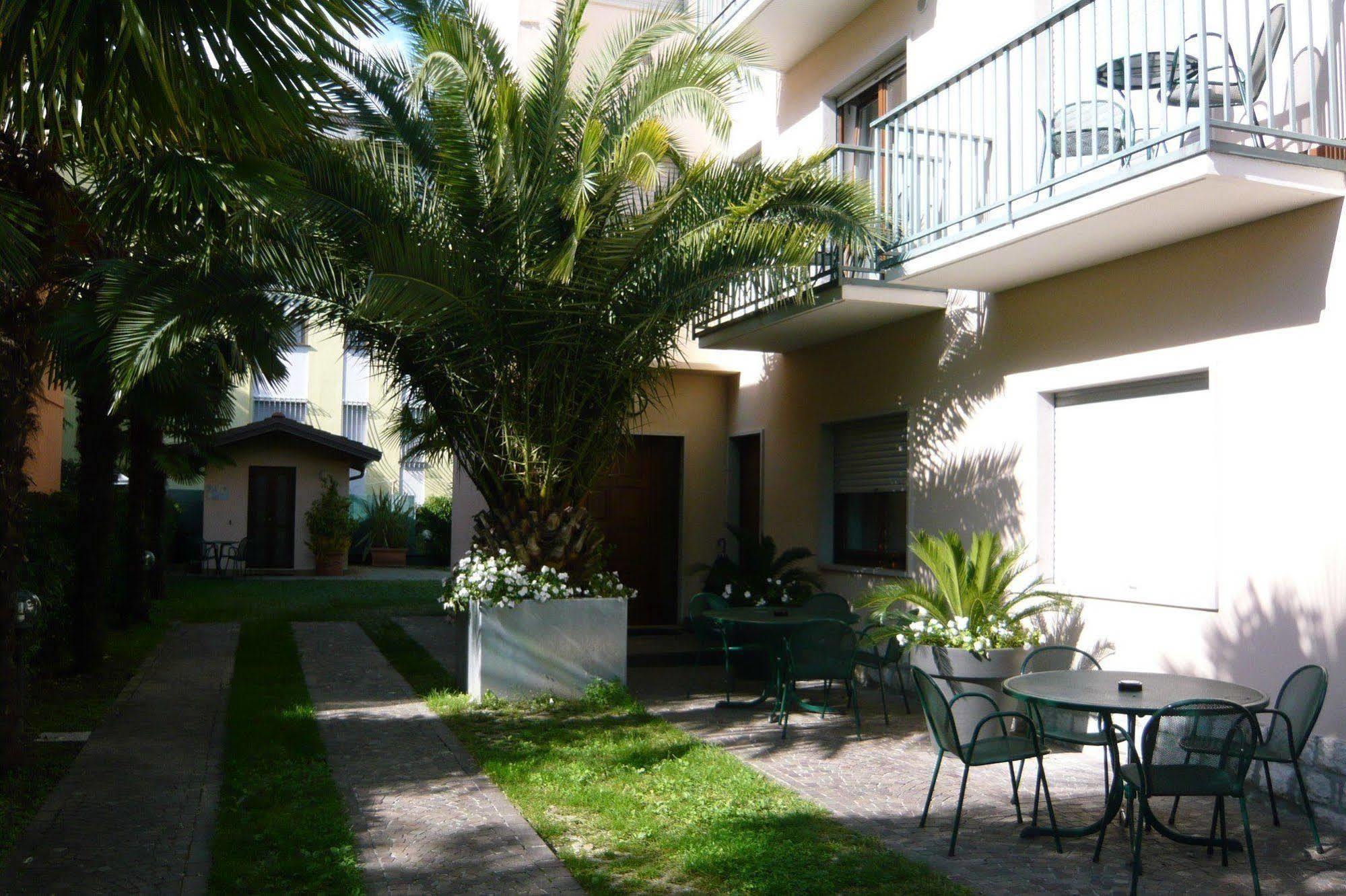 Villa Phoenix - Lake Apartments Riva del Garda Bagian luar foto