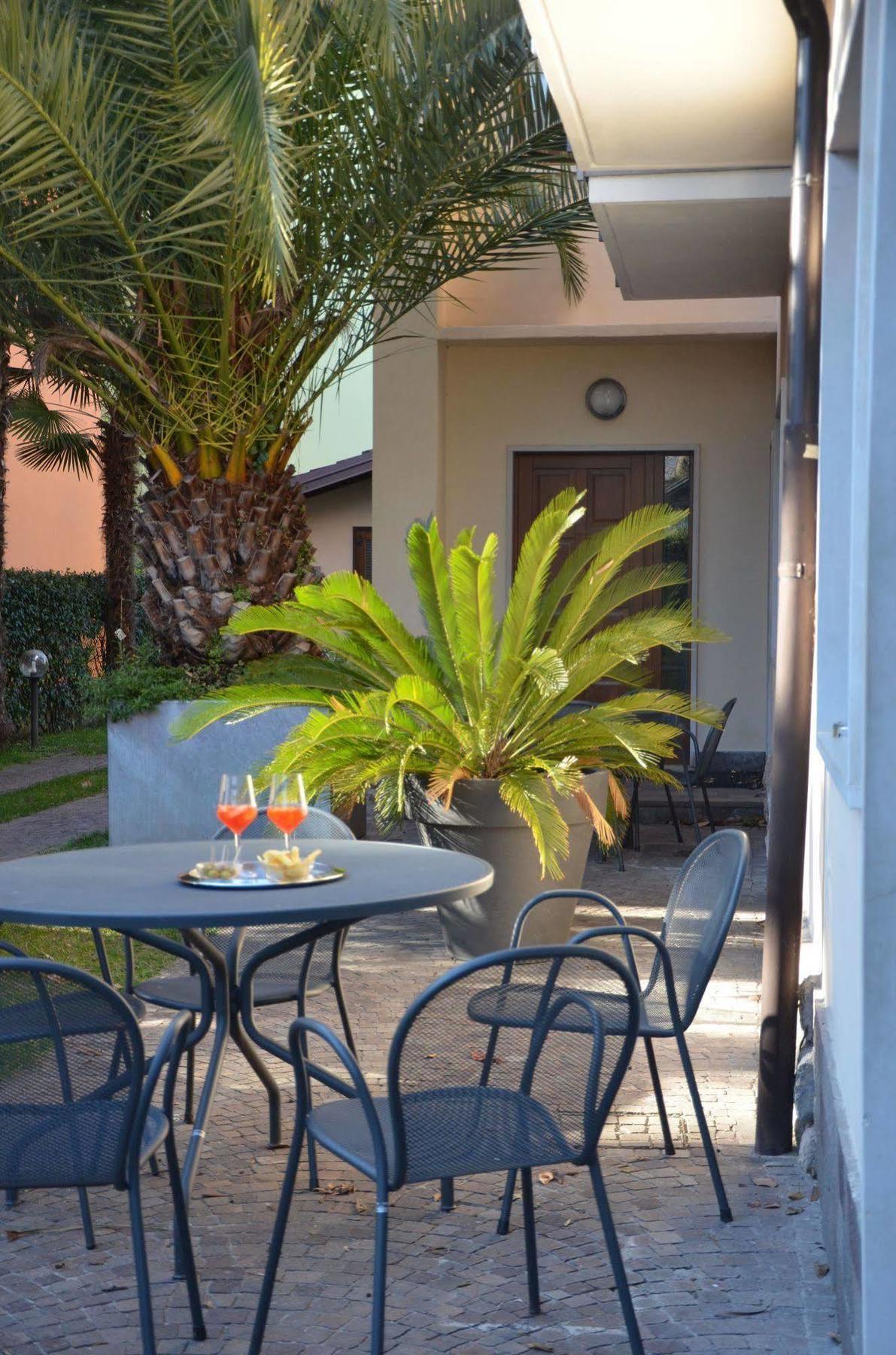 Villa Phoenix - Lake Apartments Riva del Garda Bagian luar foto
