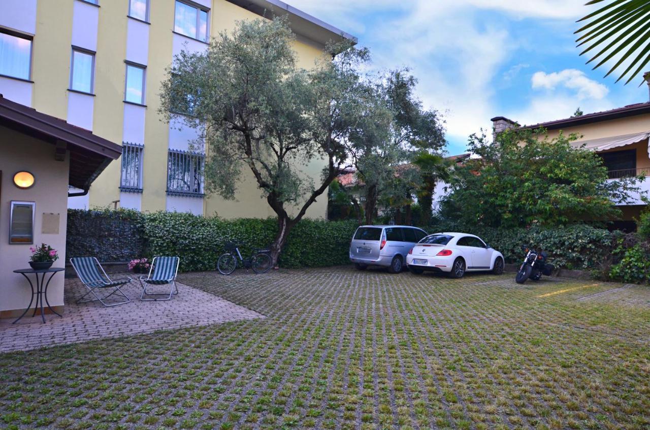 Villa Phoenix - Lake Apartments Riva del Garda Bagian luar foto